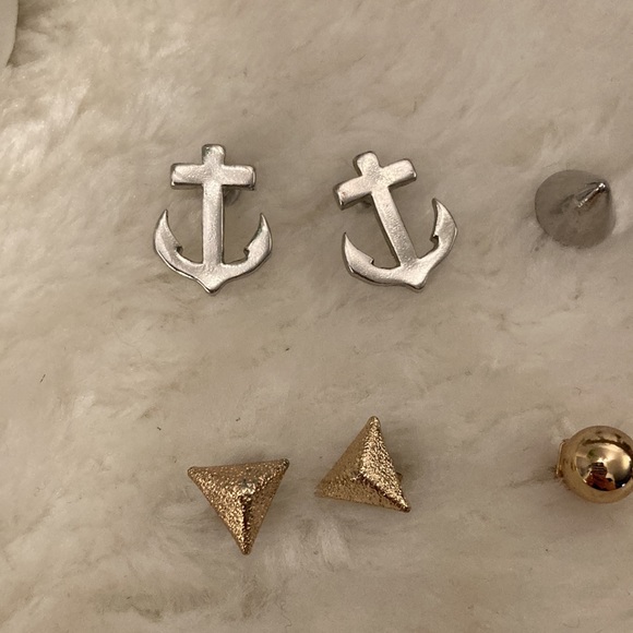 2/$20 LOT of Stud Earrings - Picture 2 of 4